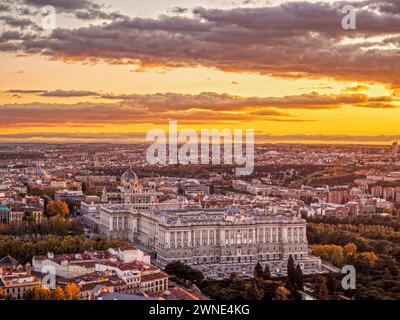 Vista del Palacio Real y la catedral de la Almudena desde el mirador del Edificio España. Madrid. España Stockfoto