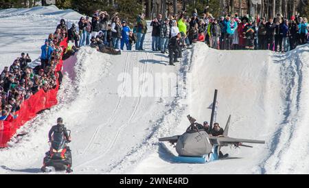 Die Teilnehmer reagieren darauf, nachdem sie den Berg auf ihrem Air Force-Schlitten während des Preston and Steve Cardboard Classic Friday, 1. März 2024 2024, am Montage Mountain in Scranton, Pennsylvania, heruntergefahren haben. Die Veranstaltung wird vom lokalen Radiosender WMMR gesponsert und die Schlitten müssen aus Karton und Klebeband bestehen. (Foto von Tina Sottolano Cain/CAIN IMAGES} Credit: Tina Sottolano Cain/Alamy Live News Stockfoto