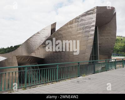 BILBAO, SPANIEN - 6. September 2019: Malerisches Museumsgebäude in der europäischen Stadt in der Provinz Biskaya, bewölkter Himmel an warmen sonnigen Sommertagen. Stockfoto