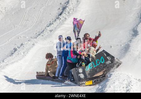 Die Teilnehmer reagieren, nachdem sie den Berg auf ihrem Delco-Schlitten während des Preston and Steve Cardboard Classic Friday, 1. März 2024 2024, am Montage Mountain in Scranton, Pennsylvania, heruntergefahren haben. Die Veranstaltung wird vom lokalen Radiosender WMMR gesponsert und die Schlitten müssen aus Karton und Klebeband bestehen. (Foto von Tina Sottolano Cain/CAIN IMAGES) Credit: Tina Sottolano Cain/Alamy Live News Stockfoto