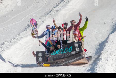 Die Teilnehmer reagieren, nachdem sie den Berg auf ihrem Delco-Schlitten während des Preston and Steve Cardboard Classic Friday, 1. März 2024 2024, am Montage Mountain in Scranton, Pennsylvania, heruntergefahren haben. Die Veranstaltung wird vom lokalen Radiosender WMMR gesponsert und die Schlitten müssen aus Karton und Klebeband bestehen. (Foto von Tina Sottolano Cain/CAIN IMAGES) Credit: Tina Sottolano Cain/Alamy Live News Stockfoto