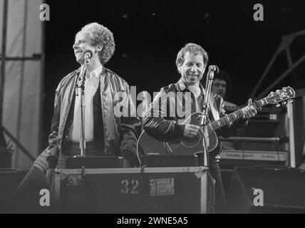 Rotterdam, Niederlande. Juni 1982. Simon und Garfunkel (links) treten im Stadion Feijenoord in Rotterdam auf. Beide auf der Bühne sangen einen ihrer Lieder Stockfoto