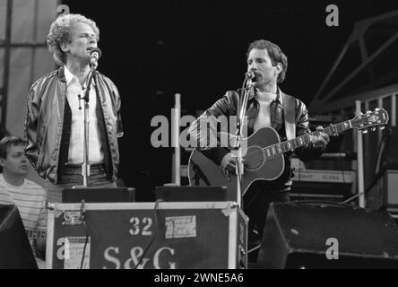 Rotterdam, Niederlande. Juni 1982. Simon und Garfunkel (links) treten im Stadion Feijenoord in Rotterdam auf. Beide auf der Bühne sangen einen ihrer Lieder Stockfoto