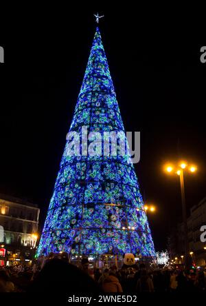 Árbol de Navidad iluminado en la Puerta del Sol. Madrid. España Stockfoto