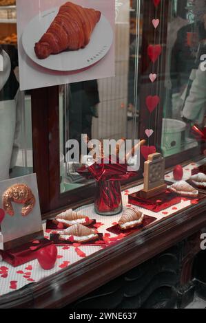 Barcelona, Spanien - 2. März 2024: Vitrine mit Herzen, die Süßigkeiten und Geschenke zum Valentinstag zeigt, ideal zum Ausdruck von Liebe und App Stockfoto