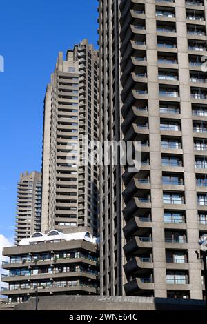 Die Apartmentgebäude des Barbican Estate, der Cromwell Tower, sind der entfernteste Turmblock, während der Shakespeare Tower und das Defoe House im Th liegen Stockfoto