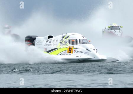 Nord-Sumatra, Indonesien. März 2024. Brent Dillard vom China CTIC Team tritt beim Formel 1 Powerboat Grand Prix von Indonesien (F1H2O) 2024 am Toba Lake in Balige, Nord-Sumatra, Indonesien, am 2. März 2024 an. Quelle: Ferdy Siregar/Xinhua/Alamy Live News Stockfoto