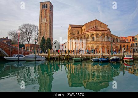 VENEDIG, ITALIEN, 4. Februar 2024 : die Kirche Santa Maria e San Donato in Murano ist bekannt für ihren byzantinischen Mosaikpflaster und ihre Kontai aus dem 12. Jahrhundert Stockfoto