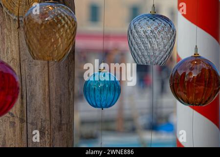 VENEDIG, ITALIEN, 4. Februar 2024: Glasdesign in Murano. Murano ist eine Reihe von Inseln, die durch Brücken in der Lagune von Venedig miteinander verbunden sind und für sie berühmt sind Stockfoto