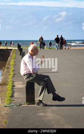Genießen Sie ein Eis auf der Bude Kanal in Nord cornwall Stockfoto