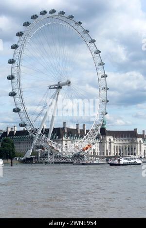 Großbritannien, London, das London Eye von der anderen Seite der Themse aus gesehen. Stockfoto