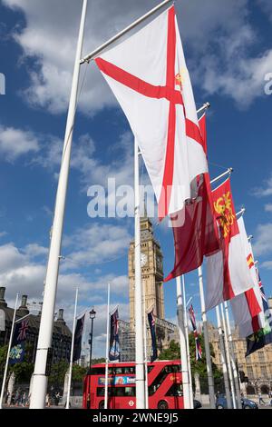 Großbritannien, London, eine Reihe von Flaggen von Abhängigkeiten der britischen Krone mit den Houses of Parliament im Hintergrund. Stockfoto