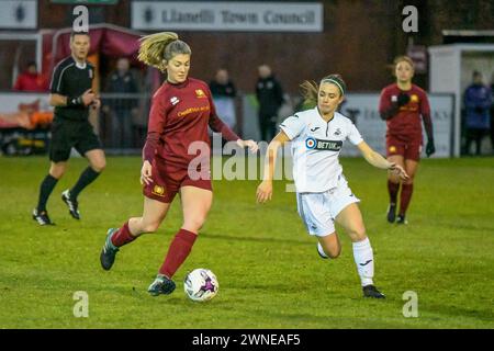 Llanelli, Wales. 5. April 2019. Ellie Walker-Smith aus Cardiff traf Frauen (links) im Stebonheath Park in Llanelli, Wales, Großbritannien, am 5. April 2019 im Finale des Walisish Premier Women's League Cup zwischen Cardiff Met Women und Swansea City Ladies um Besitz mit Emma Beynon von Swansea City Ladies. Quelle: Duncan Thomas/Majestic Media. Stockfoto