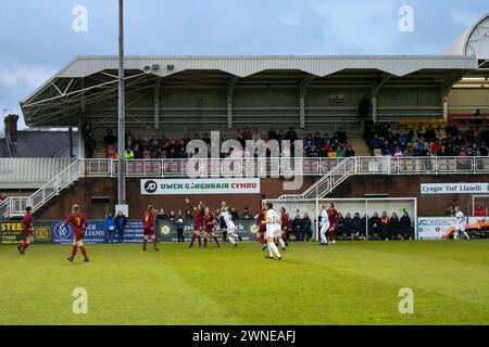 Llanelli, Wales. 5. April 2019. Am 5. April 2019 trafen sich die Zuschauer auf der Haupttribüne, die das Finale des walisischen Premier Women's League Cup zwischen Cardiff und Swansea City Ladies im Stebonheath Park in Llanelli, Wales, Großbritannien anschauten. Quelle: Duncan Thomas/Majestic Media. Stockfoto