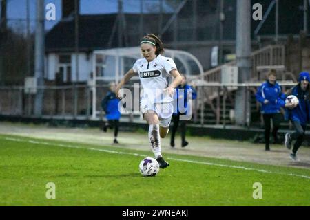 Llanelli, Wales. 5. April 2019. Emma Beynon von den Swansea City Ladies im Finale des Walisischen Premier Women's League Cup zwischen Cardiff und Swansea City Ladies am 5. April 2019 im Stebonheath Park in Llanelli, Wales, Großbritannien. Quelle: Duncan Thomas/Majestic Media. Stockfoto