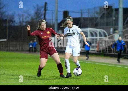 Llanelli, Wales. 5. April 2019. Emma Beynon von den Swansea City Ladies (rechts) wird am 5. April 2019 im Stebonheath Park in Llanelli, Wales, Großbritannien, im Finale des Welsh Premier Women's League Cup zwischen Cardiff Met Women und Swansea City Ladies von Lucy Finch von Cardiff Met Women bekämpft. Quelle: Duncan Thomas/Majestic Media. Stockfoto