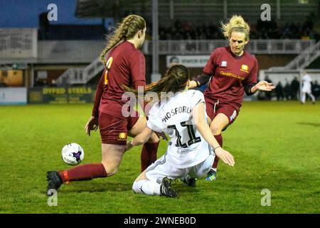 Llanelli, Wales. 5. April 2019. Katy Hosford von Swansea City Ladies kämpfen mit Lucy Finch und Robyn Pinder von Cardiff Met Women beim Finale des Walisischen Premier Women's League Cup zwischen Cardiff Met Women und Swansea City Ladies am 5. April 2019 im Stebonheath Park in Llanelli, Wales, Großbritannien. Quelle: Duncan Thomas/Majestic Media. Stockfoto