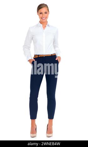 Porträt, Geschäftsfrau und Lächeln im Studio mit professionellem, formellem und trendigem Outfit für Unternehmen. Unternehmerin, selbstbewusst und elegant Stockfoto