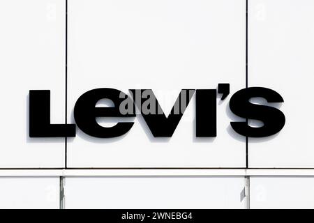 Villefontaine, Frankreich - 13. September 2019: Levi Strauss-Logo an einer Wand. Levi Strauss wurde 1853 gegründet und ist ein US-amerikanisches Bekleidungsunternehmen Stockfoto