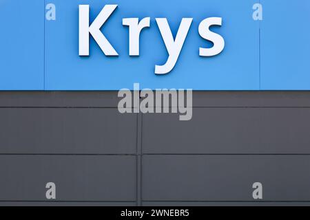 Decines, Frankreich - 13. Juni 2019: Krys-Logo an einer Wand. Krys ist eine französische Optikergenossenschaft Stockfoto