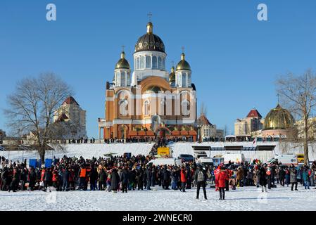 Menschen schwimmen in einem Eisloch während des Dreikönigsfestes auf dem Fluss Dnjepr, Sviato-Pokrovskiy Kathedrale auf einem Hintergrund. Januar 19, 2019. Kiew, Ukr Stockfoto