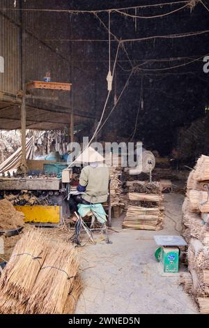 Januar 2024, Arbeiter, die Weihrauch im Dorf Quang Phu Cau verarbeiten Stockfoto