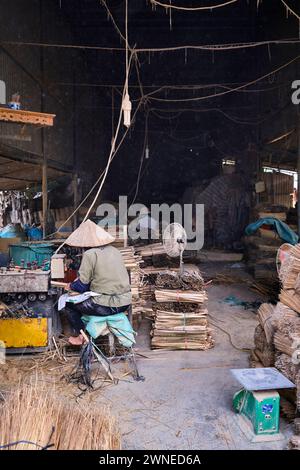 Januar 2024, Arbeiter, die Weihrauch im Dorf Quang Phu Cau verarbeiten Stockfoto