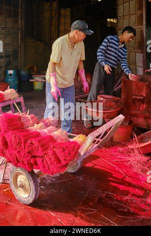 Januar 2024, Weihrauch im Dorf Quang Phu Cau färben Stockfoto