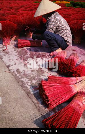 Januar 2024, Arbeiter, die Weihrauch im Dorf Quang Phu Cau verarbeiten Stockfoto