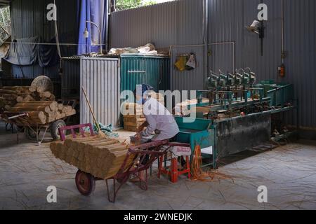 Januar 2024, Arbeiter, die Weihrauch im Dorf Quang Phu Cau verarbeiten Stockfoto