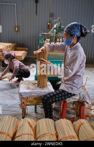 Januar 2024, Arbeiter, die Weihrauch im Dorf Quang Phu Cau verarbeiten Stockfoto