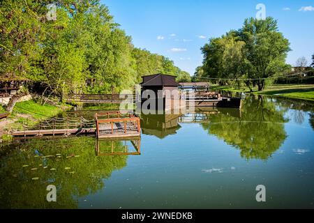 Wassermühle in Kolarovo, Slowakische republik. Saisonale Naturszene. Wanderthema. Stockfoto