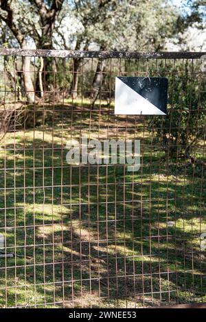 Schild „privates Jagdgebiet“ auf einem Landgrundstück, wo es durch Metallzäune begrenzt ist Stockfoto