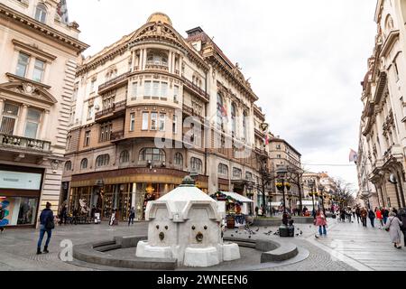 Belgrad, Serbien - 8. Februar 2024: Die Knez-Mihailova-Straße ist die wichtigste Fußgängerzone und Einkaufszone in Belgrad, eines der ältesten und wertvollsten Landmars Stockfoto