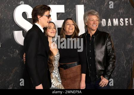 Jake Bongiovi, Millie Bobby Brown, Dorothea Hurley und Jon Bon Jovi bei der Premiere des Netflix-Films Damsel im Paris Theater. New York, 01.03.2024 *** Jake Bongiovi, Millie Bobby Brown, Dorothea Hurley und Jon Bon Jovi bei der Premiere des Netflix-Films Damsel im Paris Theater New York, 01 03 2024 Foto:XB.xHinex/xFuturexImagex Damsel 4309 Stockfoto