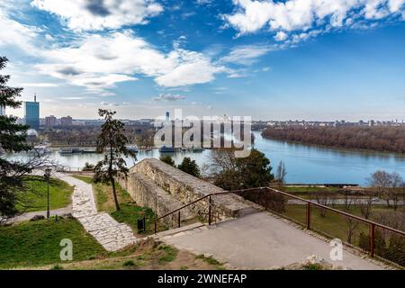 Belgrad, Serbien - 8. Februar 2024: Die Festung Belgrad besteht aus der alten Zitadelle und dem Kalemegdan-Park am Zusammenfluss von Save und Donau. Stockfoto