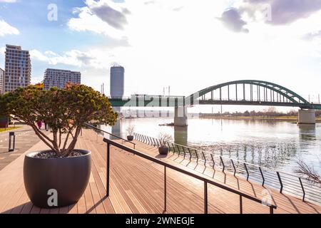 Belgrad, Serbien - 8. Februar 2024: Belgrad Waterfront ist ein Projekt zur Stadterneuerung, das von der serbischen Regierung geleitet wird Stockfoto