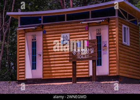 Daejeon, Südkorea, 13. Juni 2018: Koreanische Blockhütten-ähnliche öffentliche Toiletten auf einem Wanderweg im Waldpark auf der Bergseite Südkoreas Stockfoto