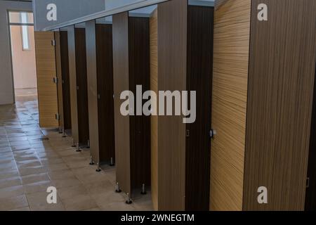 Holzkorntüren zu Toilettenständen in der öffentlichen Toilette für Männer in Südkorea Stockfoto