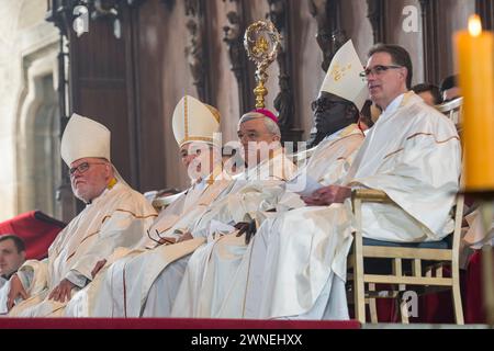 Bamberg, Deutschland. März 2024. Reinhard Kardinal Marx (l-r), Erzbischof von München und Freising, und Ludwig Schick, emeritierter Erzbischof, sitzen im Altarbereich. Gössl wird neuer Erzbischof von Bamberg. Quelle: Daniel Vogl/dpa/Alamy Live News Stockfoto