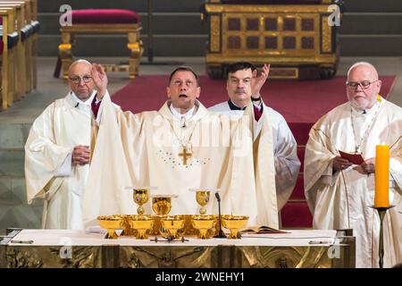 Bamberg, Deutschland. März 2024. Herwig Gössl (2. Links), Erzbischof von Bamberg, segnet die Geschenke auf dem Altar. Auch Reinhard Kardinal Marx (r), Erzbischof von München und Freising, steht am Altar. Gössl wird neuer Erzbischof von Bamberg. Quelle: Daniel Vogl/dpa/Alamy Live News Stockfoto