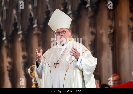 Bamberg, Deutschland. März 2024. Reinhard Kardinal Marx, Erzbischof von München und Freising, grüßt den neu ernannten Erzbischof Herwig Gössl. Gössl wird neuer Erzbischof von Bamberg. Quelle: Daniel Vogl/dpa/Alamy Live News Stockfoto