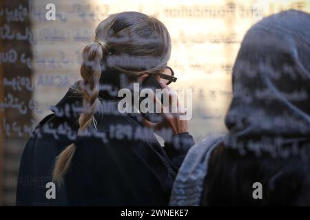 Teheran, Iran. März 2024. Eine iranische Frau, ohne ihr obligatorisches islamisches Kopftuch zu verdecken, spricht mit ihrem Handy in einem Café in der Innenstadt von Teheran. (Kreditbild: © Rouzbeh Fouladi/ZUMA Press Wire) NUR REDAKTIONELLE VERWENDUNG! Nicht für kommerzielle ZWECKE! Quelle: ZUMA Press, Inc./Alamy Live News Stockfoto