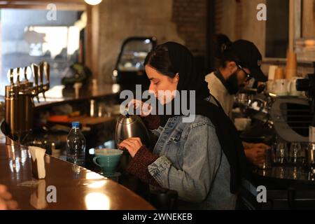 Teheran, Iran. März 2024. Eine iranische Barista macht Kaffee in einem Café in der Innenstadt von Teheran. (Kreditbild: © Rouzbeh Fouladi/ZUMA Press Wire) NUR REDAKTIONELLE VERWENDUNG! Nicht für kommerzielle ZWECKE! Quelle: ZUMA Press, Inc./Alamy Live News Stockfoto