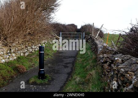 Ein schmaler Fußweg, der Wanderer von Ogmore nach Norton führt, über eine alte Fußgängerstraße, die vor vielen Jahren zu Fuß geführt wurde und nun langsam in die Natur zurückkehrt. Stockfoto