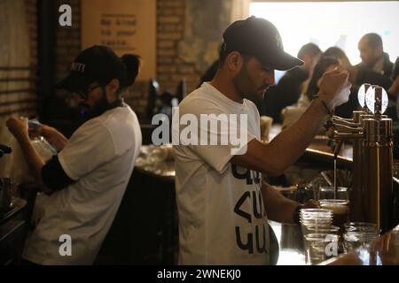 Teheran, Iran. März 2024. Ein iranischer Barista bereitet alkoholfreies Bier in einem Café in der Innenstadt von Teheran zu. (Kreditbild: © Rouzbeh Fouladi/ZUMA Press Wire) NUR REDAKTIONELLE VERWENDUNG! Nicht für kommerzielle ZWECKE! Quelle: ZUMA Press, Inc./Alamy Live News Stockfoto