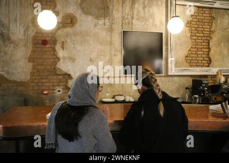 Teheran, Iran. März 2024. Zwei iranische Frauen sitzen im Café in der Innenstadt von Teheran. (Kreditbild: © Rouzbeh Fouladi/ZUMA Press Wire) NUR REDAKTIONELLE VERWENDUNG! Nicht für kommerzielle ZWECKE! Quelle: ZUMA Press, Inc./Alamy Live News Stockfoto