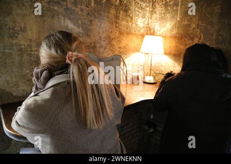 Teheran, Iran. März 2024. Zwei iranische Frauen sitzen im Café in der Innenstadt von Teheran. (Kreditbild: © Rouzbeh Fouladi/ZUMA Press Wire) NUR REDAKTIONELLE VERWENDUNG! Nicht für kommerzielle ZWECKE! Quelle: ZUMA Press, Inc./Alamy Live News Stockfoto