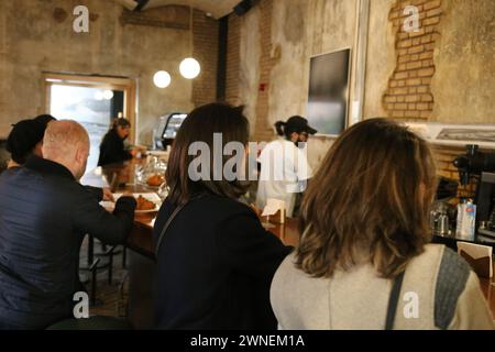 Teheran, Iran. März 2024. Zwei iranische Frauen, die ihr obligatorisches islamisches Kopftuch nicht bedecken, sitzen in einem Café in der Innenstadt von Teheran. (Kreditbild: © Rouzbeh Fouladi/ZUMA Press Wire) NUR REDAKTIONELLE VERWENDUNG! Nicht für kommerzielle ZWECKE! Quelle: ZUMA Press, Inc./Alamy Live News Stockfoto