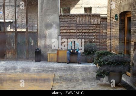 Teheran, Iran. März 2024. Ein iranischer junger Mann benutzt sein Handy in einem Café in der Innenstadt von Teheran. (Kreditbild: © Rouzbeh Fouladi/ZUMA Press Wire) NUR REDAKTIONELLE VERWENDUNG! Nicht für kommerzielle ZWECKE! Quelle: ZUMA Press, Inc./Alamy Live News Stockfoto